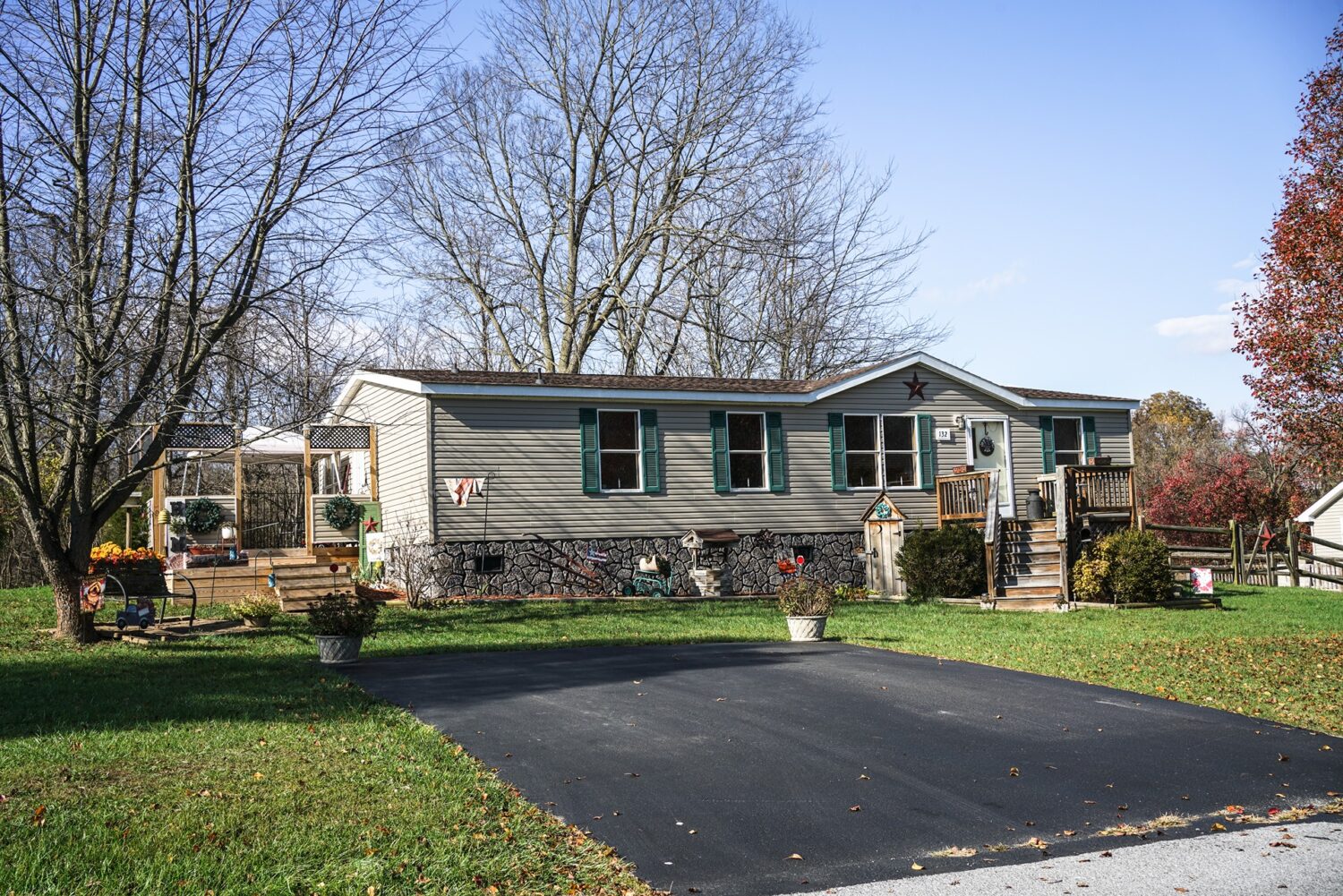 Rocky Glen MHC house with driveway and deck